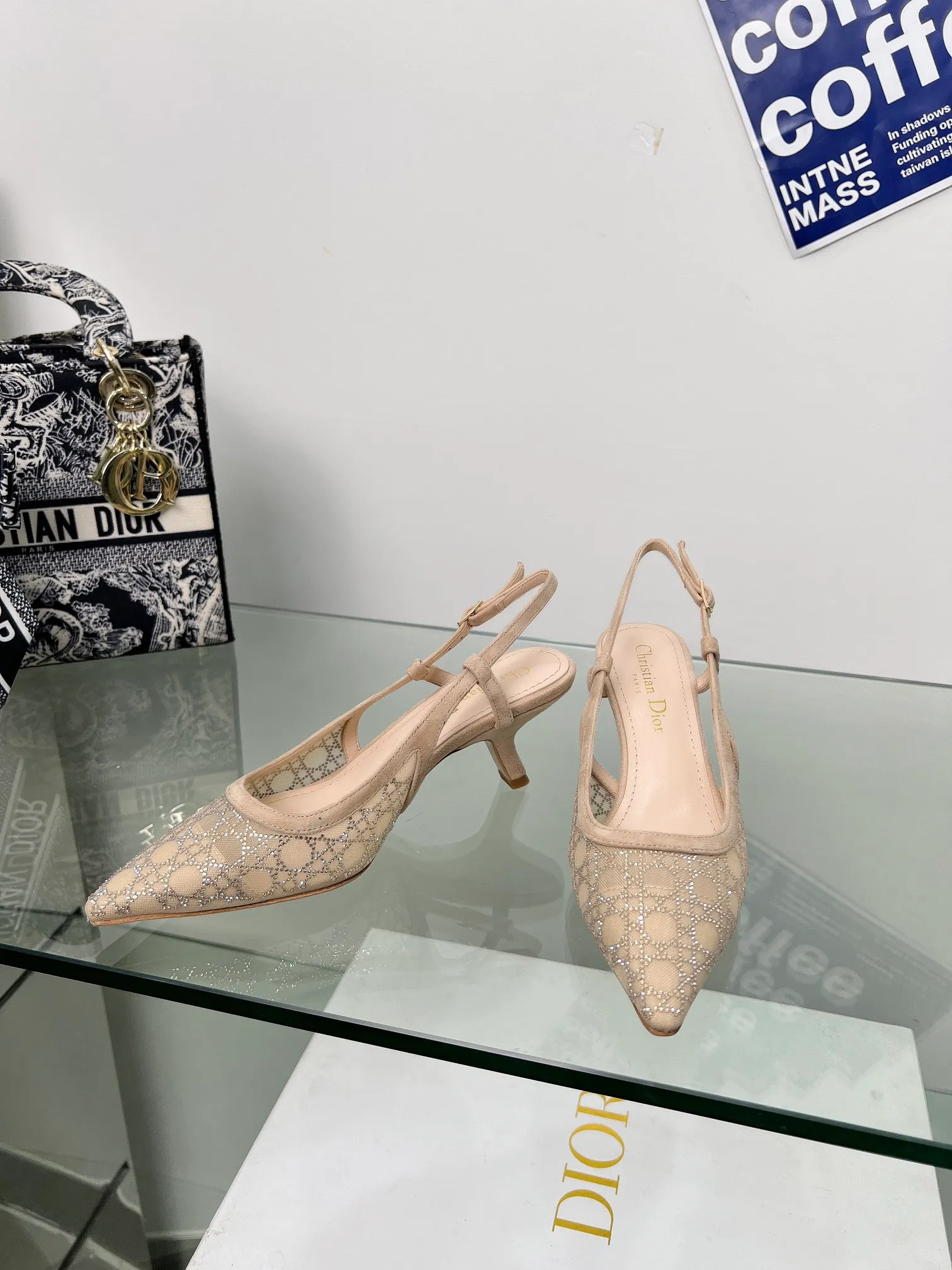 👟👟Ex-factory price 560👟👟Dior 2025 spring and summer catwalk new style bling...bling...crystal shoes Capture one-line high-heeled Mule women's shoes Star same rhinestone square toe cannage pattern cat heel slippers The top high-end version on the market Exclusive sale Material: original custom mesh inlaid with hot Australian rhinestones + water-dyed sheepskin feet + original molded hardware buckles + Italian leather outsole Heel height: 6.5CM/9.5CM size: 33-44 (33.34.40.41.42.43.44 is custom-made and cannot be returned or exchanged)
